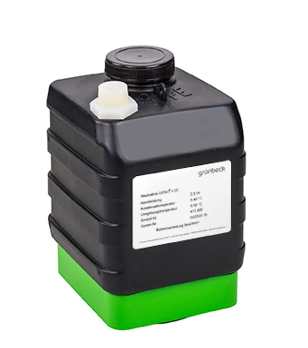 Schwarze Plastikbox mit grünem Boden, vorgesehen für den Austausch von Wasseraufbereitungssystemen, mit zwei Öffnungen an der Oberseite. Marke Grünbeck.